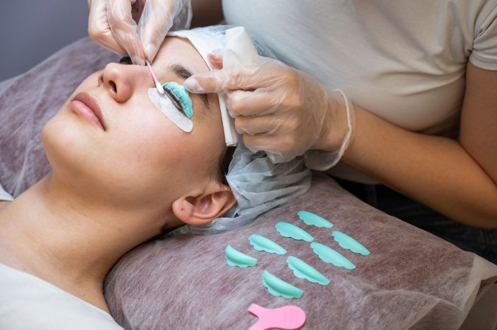 Uốn mi có hại không?