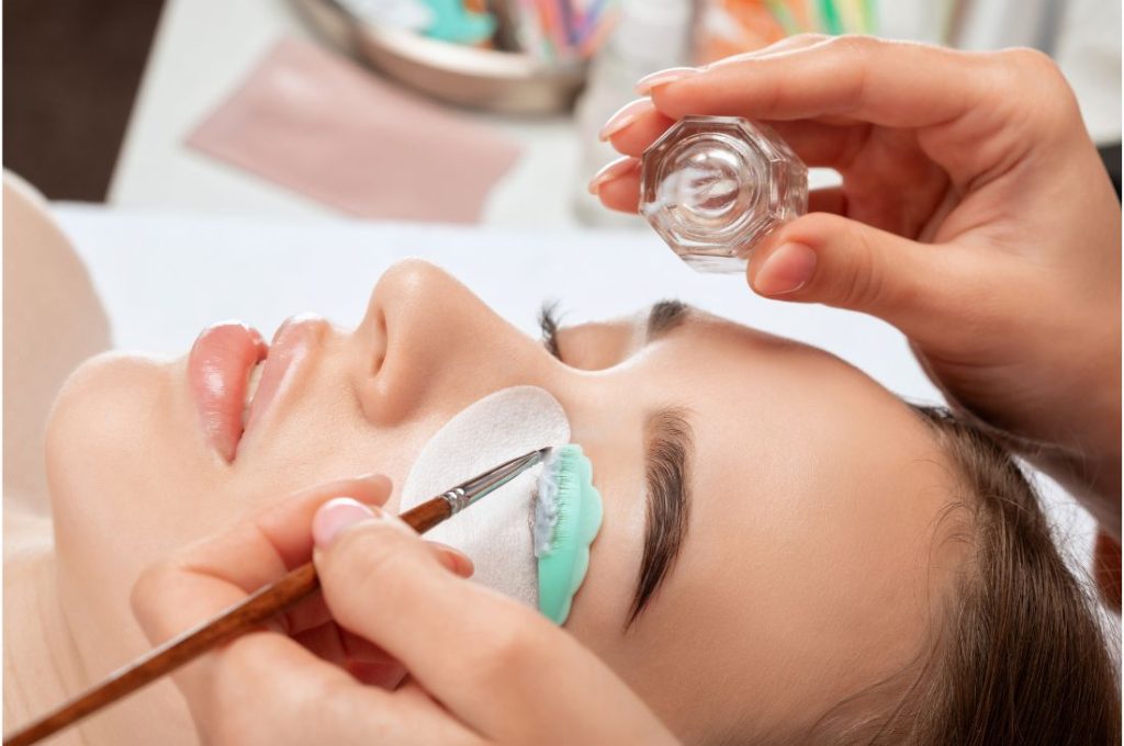 Uốn mi có hại không?