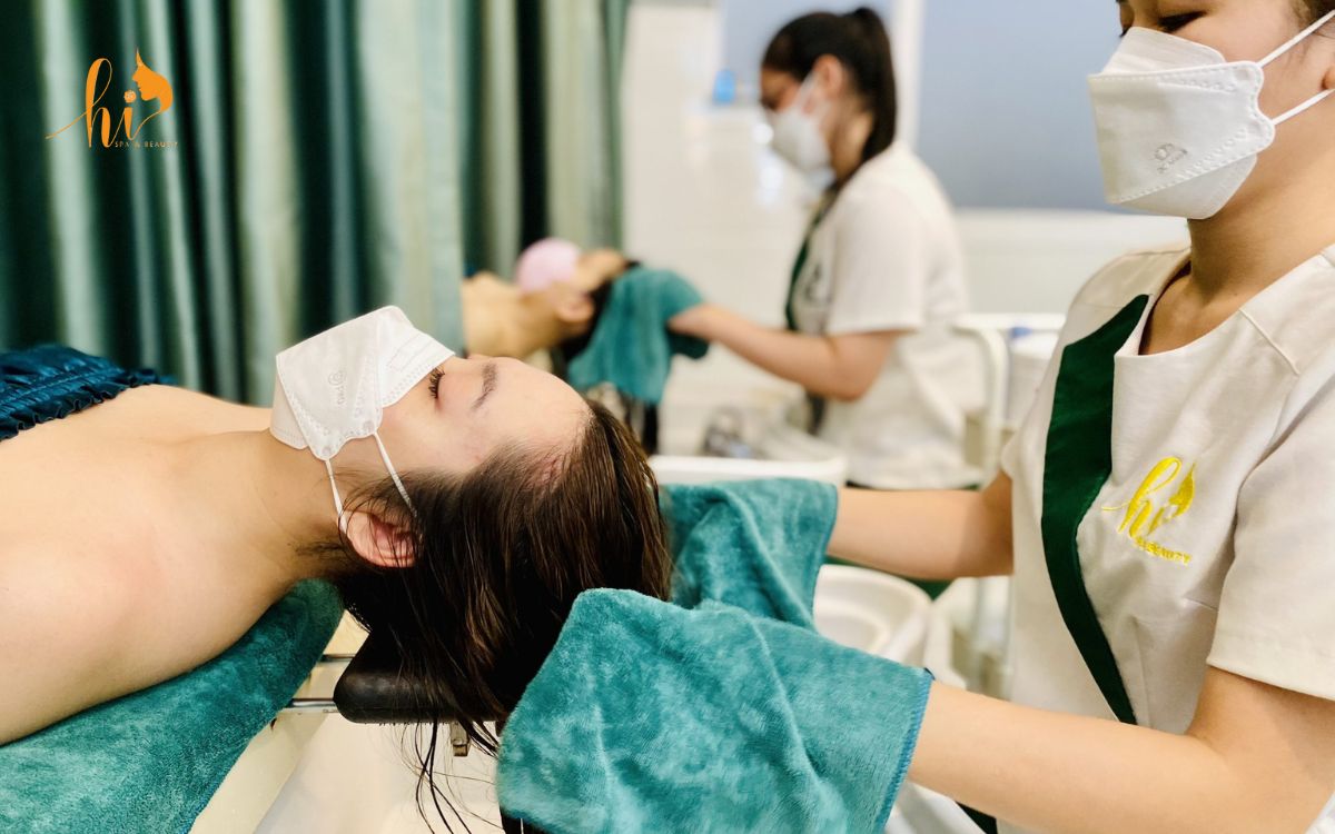Trước khi uốn tóc nên gội đầu để thuốc ngấm tốt hơn