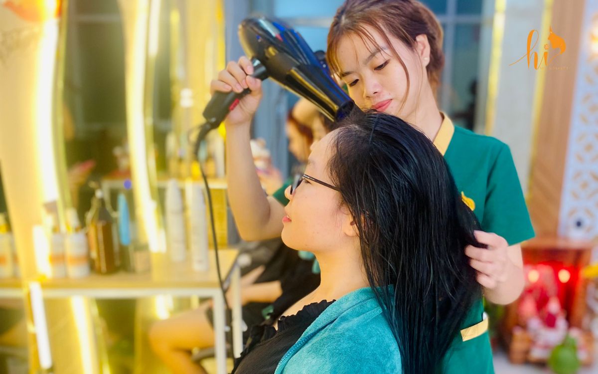 Tóc uốn nên hạn chế dùng máy sấy tóc