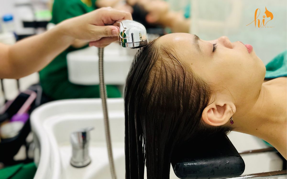 Gội đầu bằng nước lạnh sẽ tốt hơn cho mái tóc uốn