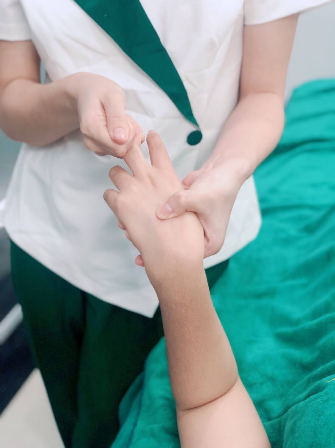 Massage từng ngón tay và lòng bàn tay